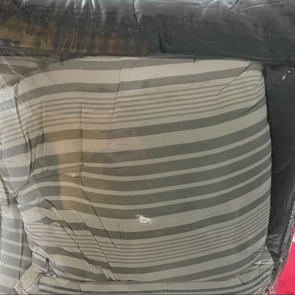 VCNY Queen Size Reversible Comforter 9 pc Set- brand new - Picture 3 of 4